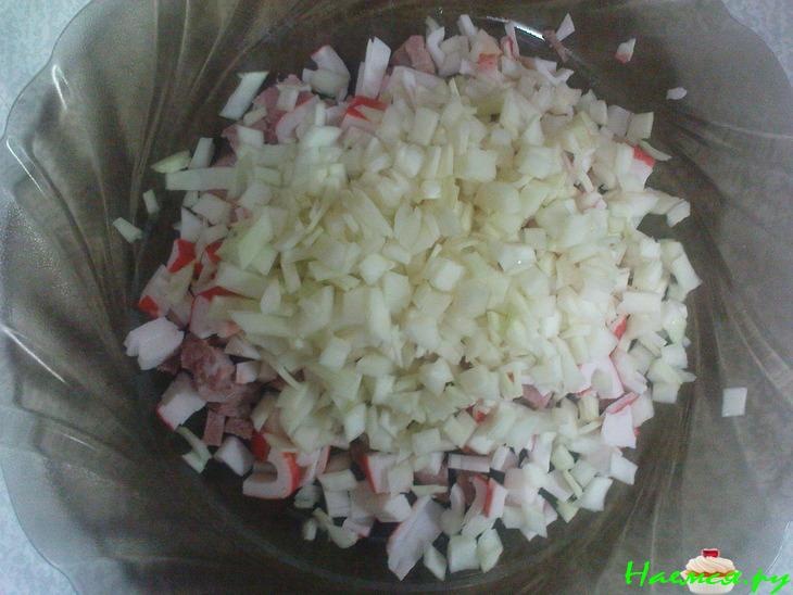 Салат "Радужный" с капустой и крабовыми палочками