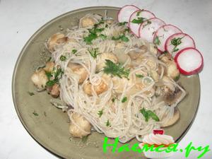 Рисовая вермишель с курицей и грибами