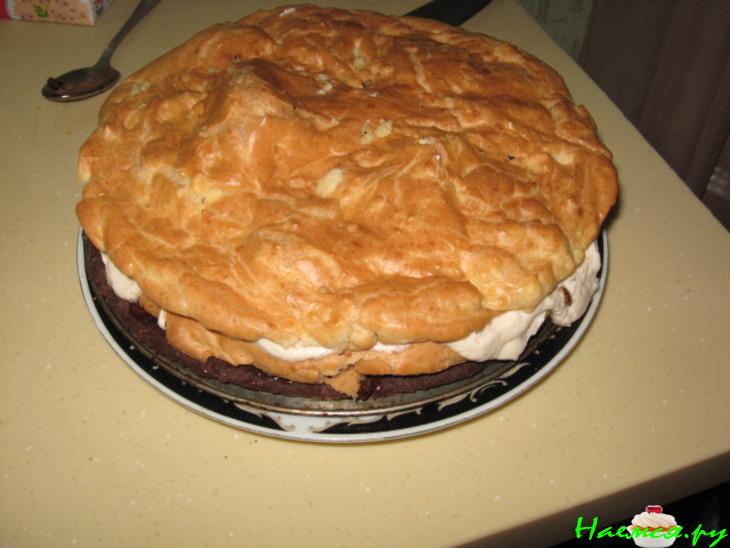 Фруктовый торт с шоколадными орешками