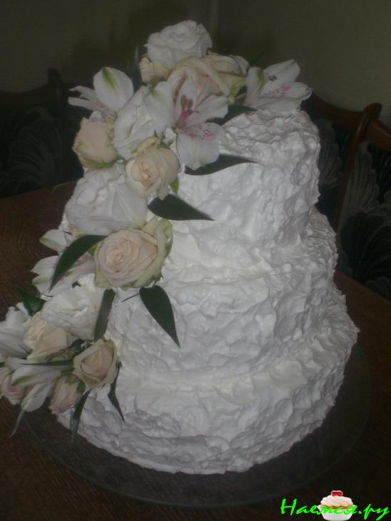 Свадебный торт с живыми цветами 