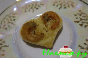 Закуска из слоёного теста с креветками