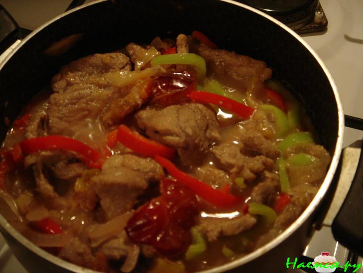 Тушеная свинина с яблоками и сливами