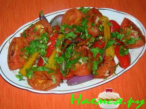 Салат из жареных перцев с помидорами Салат из жареных перцев с помидорами