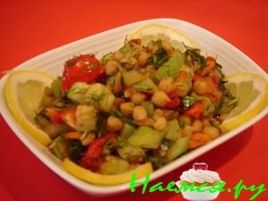 Салат из нута и кабачков