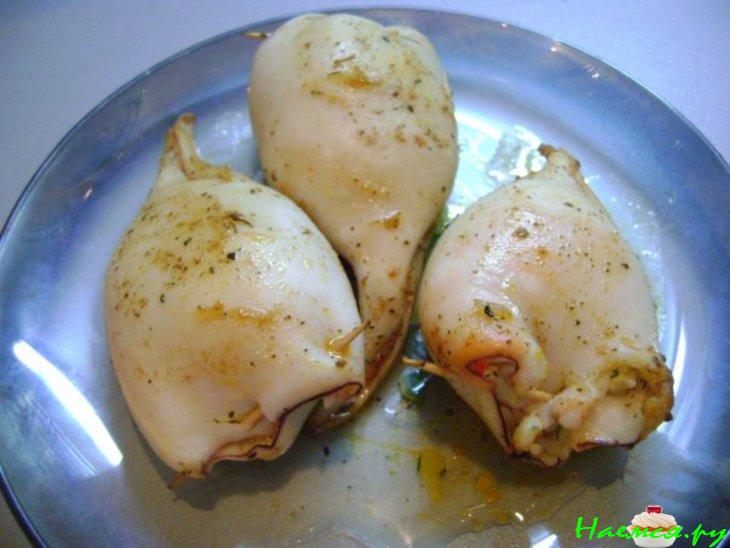 Фаршированные кальмары рисом и яйцами с крабовыми палочками