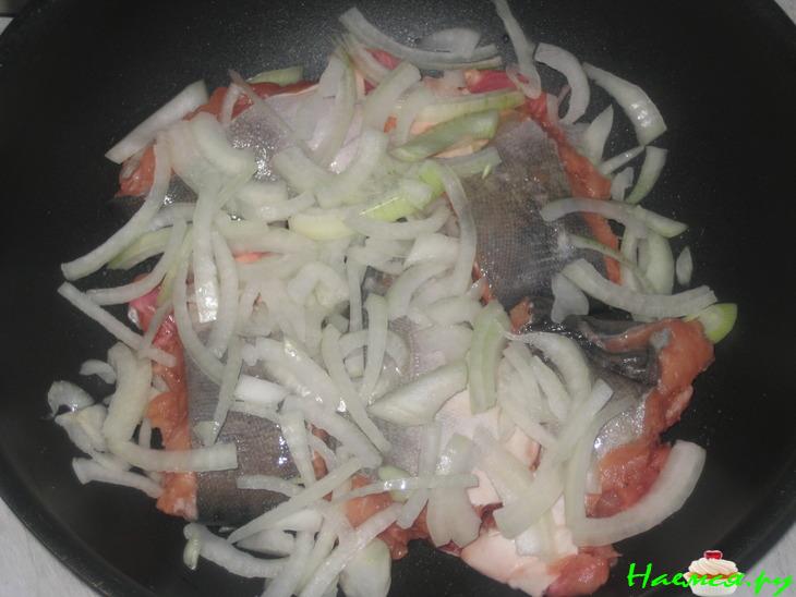 Горбуша под сыро-майонезной и луковой подушкой