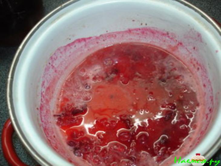 Сом под клюквенным соусом