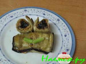 Фаршированный черносливом и орехами баклажан