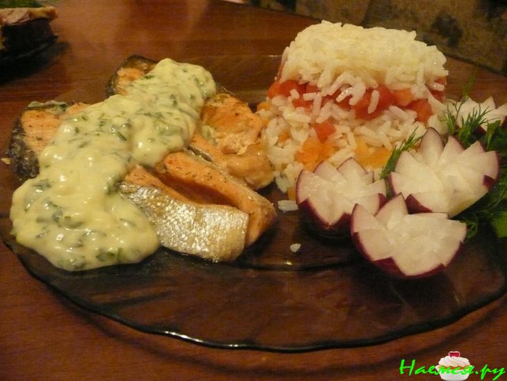 Семга под сливочным соусом с рисом и овощами