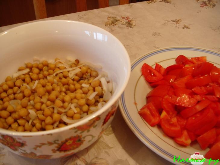 Салат из нута и кабачков