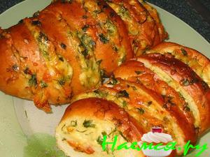Запеченный батон с сыром и чесноком