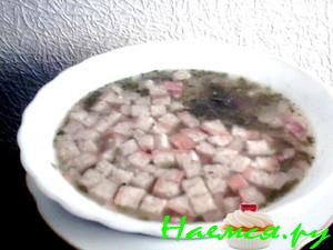 Гороховый суп с сухариками и беконом