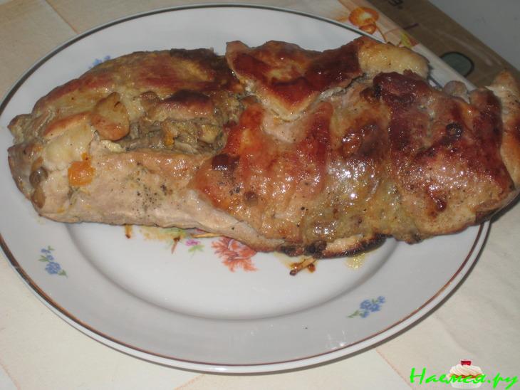 Свиной рулет с грибами и солеными огурцами Свиной рулет с грибами и солеными огурцами