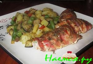 Куриные рулеты с огурцами и болгарским перцем в беконе
