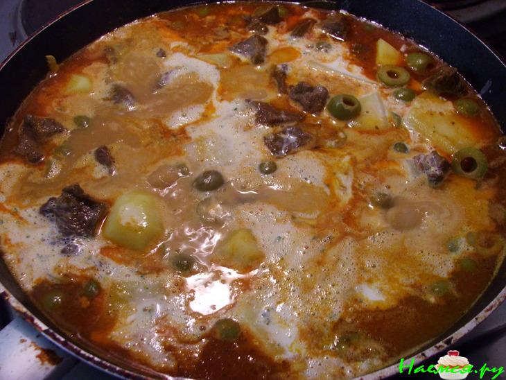 Говядина тушеная с оливками и картофелем