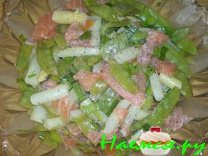 Салат из спаржи, стручков горошка и рыбы