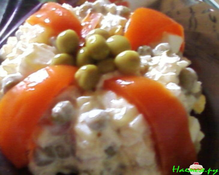 Салат с рыбой и маринованным перцем