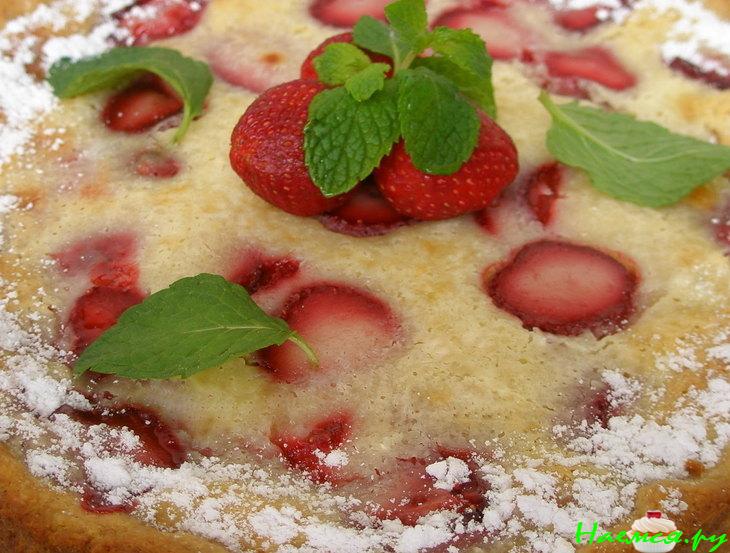 Пирог ягодный (клубника) со сметанной заливкой