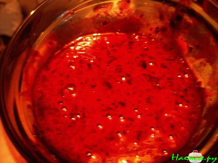 Молочно-кофеное желе под соусом из черной смородины