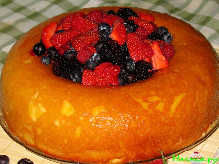 Саварин со свежими ягодами