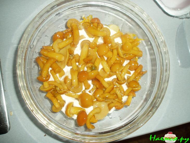 Салат с отварной рыбой и маринованными грибами Салат с отварной рыбой и маринованными грибами