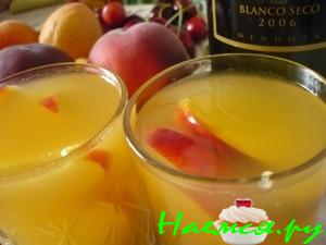Игристая сангрия с персиками и черешнями