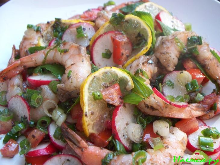 Салат с креветками и редиской
