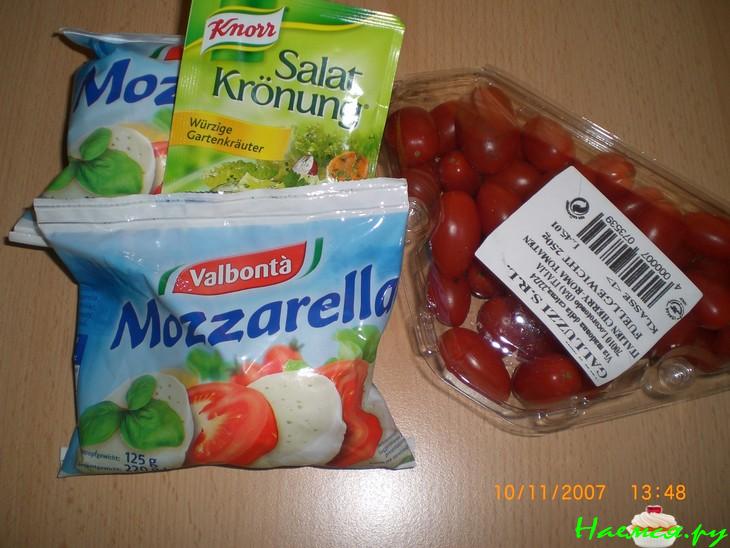 Салат с помидорами Черри и моцареллой