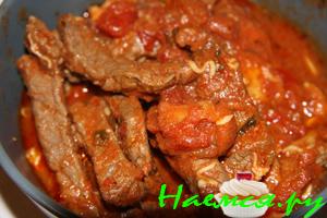 Говядина под томатно-грибным соусом с сыром