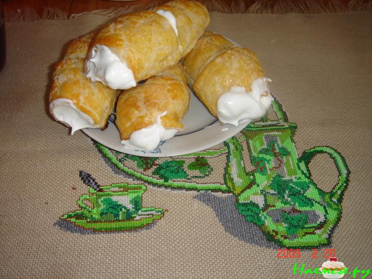 Слоеные трубочки и три вида крема