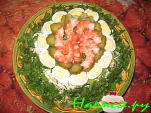 Салат 'Праздничный' из морепродуктов с перепелиными яйцами