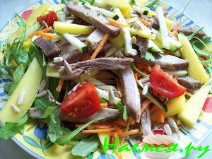 Салатик c говядиной, манго и рукколой