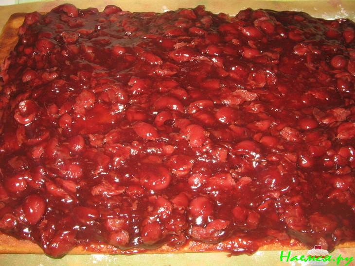 Бисквитный рулет со сгущенкой с вишневой начинкой