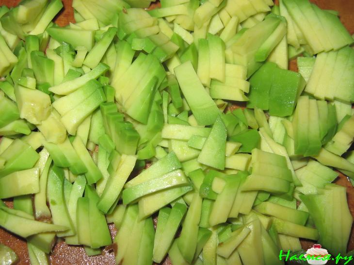 Салат с курицей, персиком, киви, авокадо и кешью