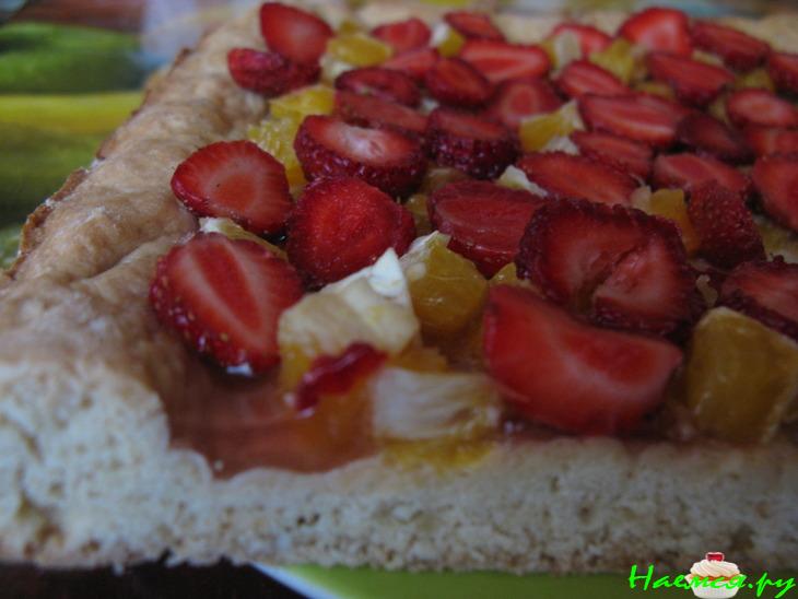 Пирог из быстрого теста с апельсином и клубникой