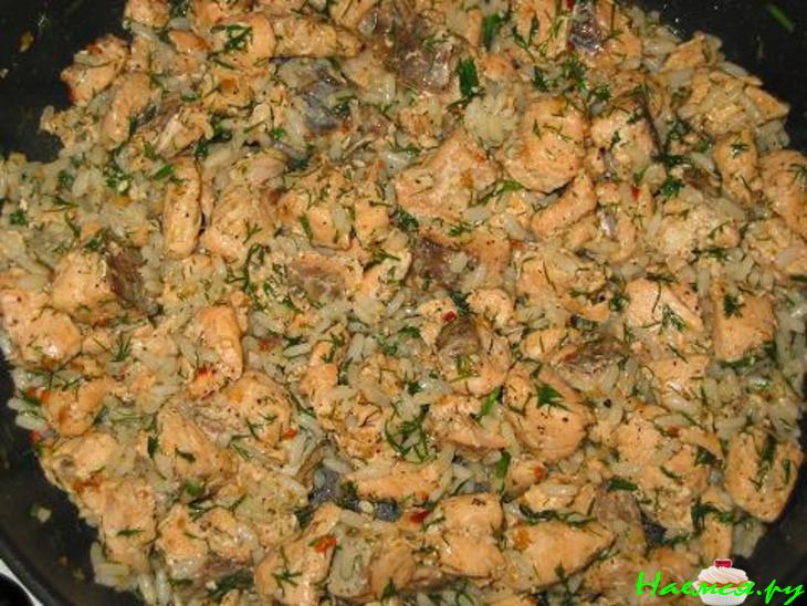 Пирог с красной рыбой и рисом