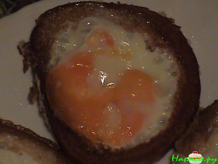 Яичница на кусочке батона