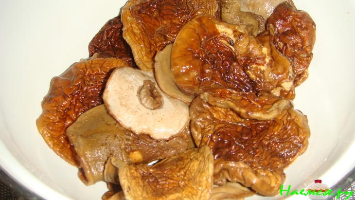 Пирог с сухими грибами