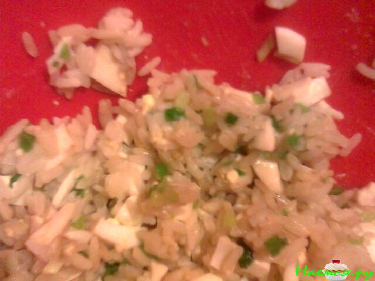 Пирог с яйцом, луком, рисом и соевым соусом