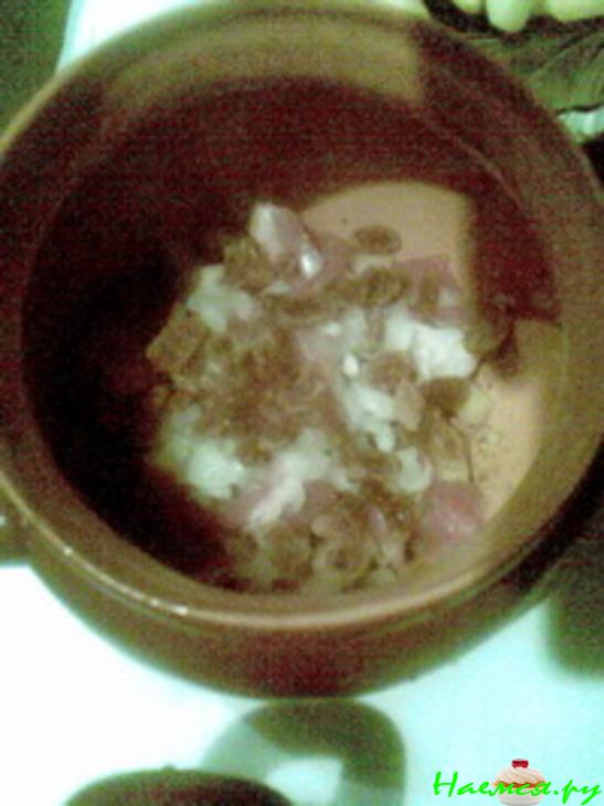 Горшочек с мясом и изюмом