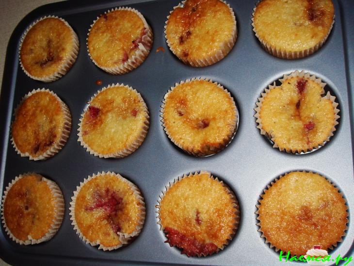 Кексы с клубникой (маннички)