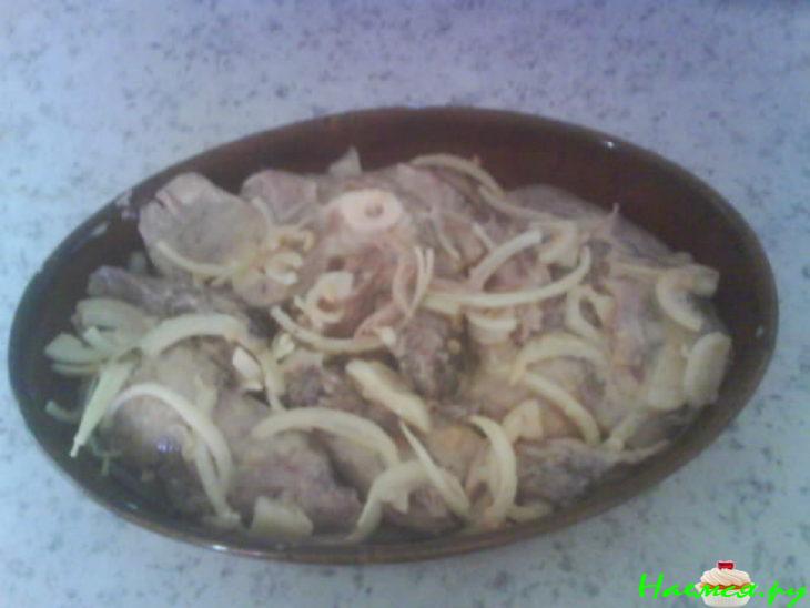 Свиная рулька запеченная под соусом Свиная рулька запеченная под соусом