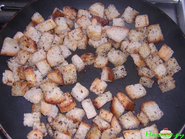 Суп с чесночными гренками на мясном бульоне