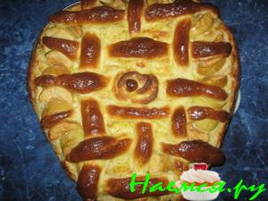 Пирог на топленом молоке с яблоками&nbsp; 