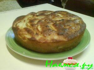 Шарлотка на сметане с яблоками и корицей