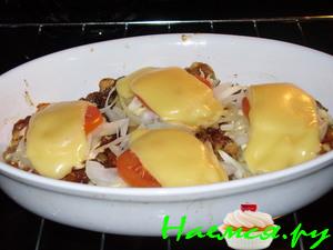 Рыбка в кляре, запеченная с помидоркой и сыром