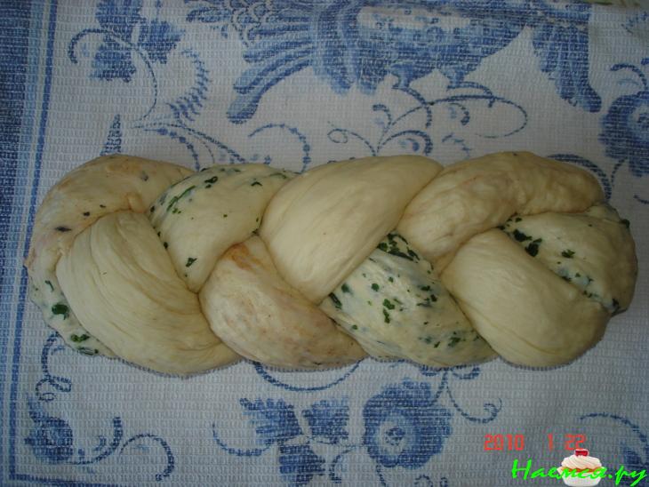 Хлебная плетенка с зеленью и красным перцем 
