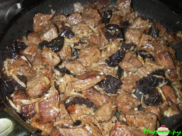 Рагу из телятины с черносливом и бородинским хлебом