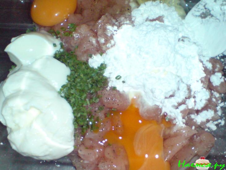 Рубленые котлеты из индейки со сметанно-маслиновым соусом