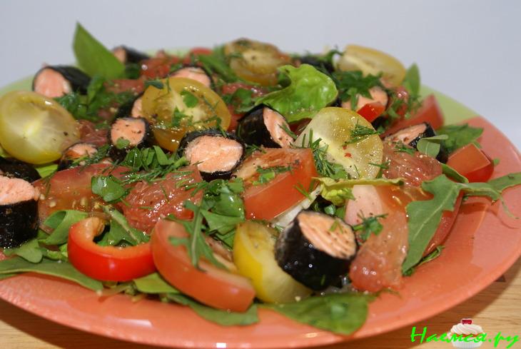 Салат с кусочками форели в нори